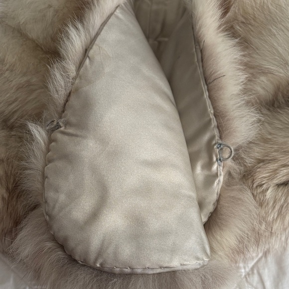 Luxurious Fox Fur Collar - Picture 4 of 7